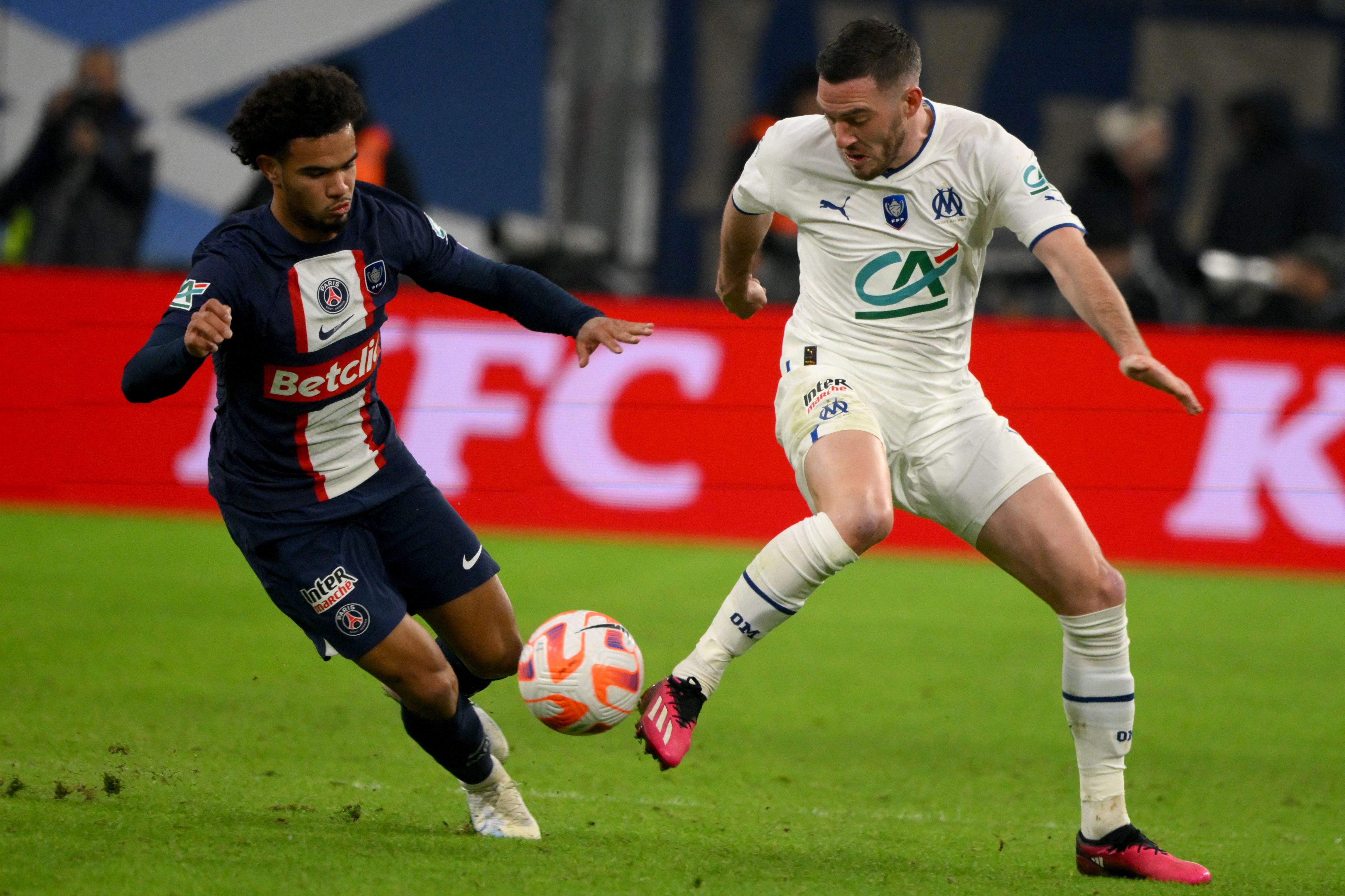 包含马赛冲刺阶段内部沟通，志在法国杯名次提升，压力陡增，训练强度明显提升的词条